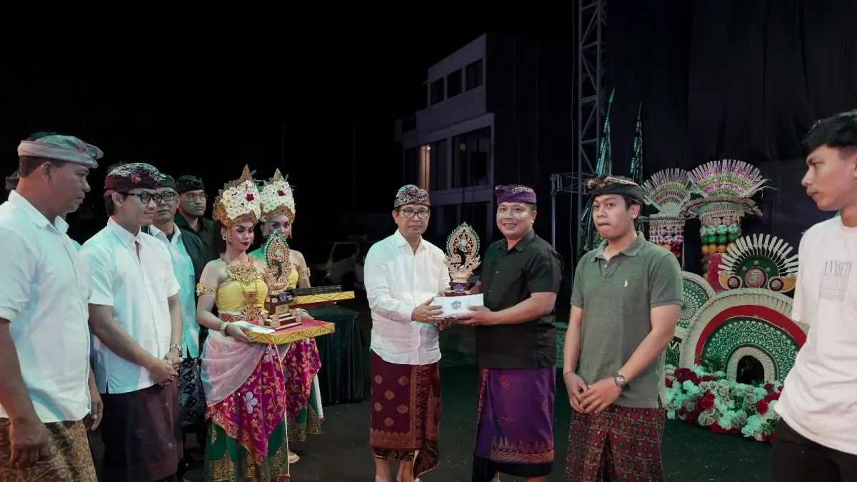 Bupati Adi Arnawa saat hadiri Porsenides Desa Canggu 2026 di Lapangan Desa Canggu, Kecamatan Kuta Utara, Sabtu (22/8).