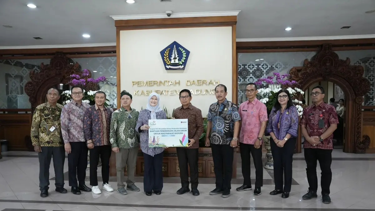 Bupati Wayan Adi Arnawa saat menerima rombongan PT. PLN di Ruang Nayaka Gosana I, Puspem Badung, Jumat (21/8).