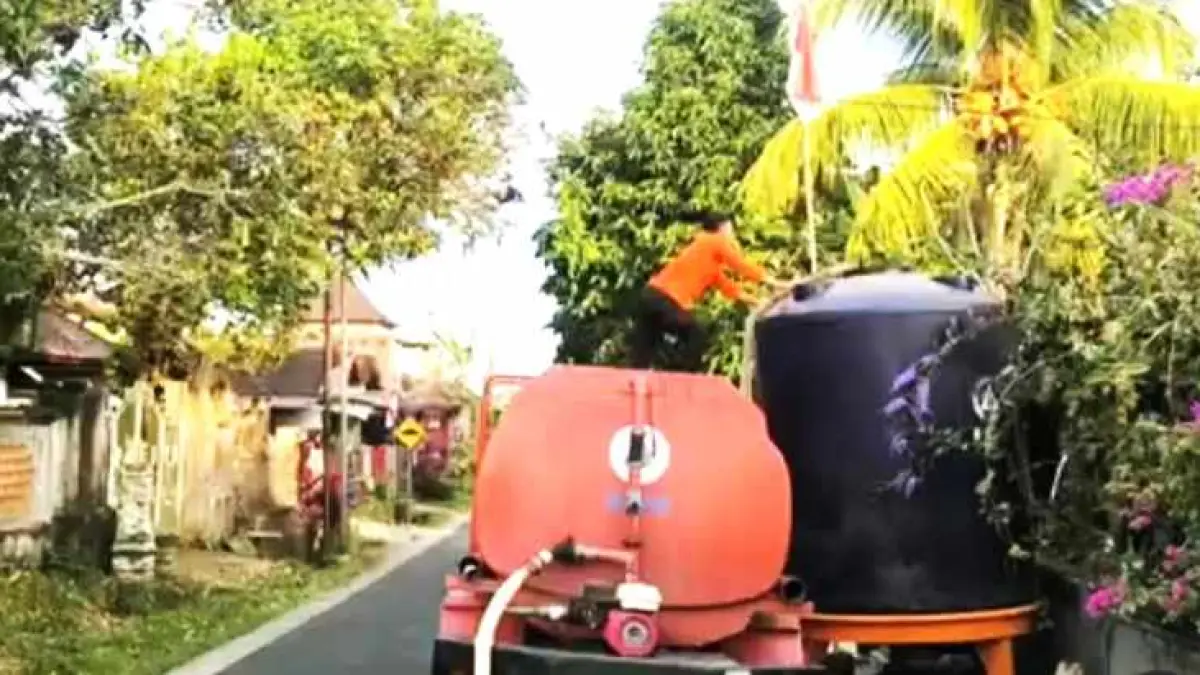 DISTRIBUSIKAN AIR BERSIH : BPBD Jembrana mendistribusikan air bersih di wilayah terdampak kekeringan. (BPBD Jembrana)