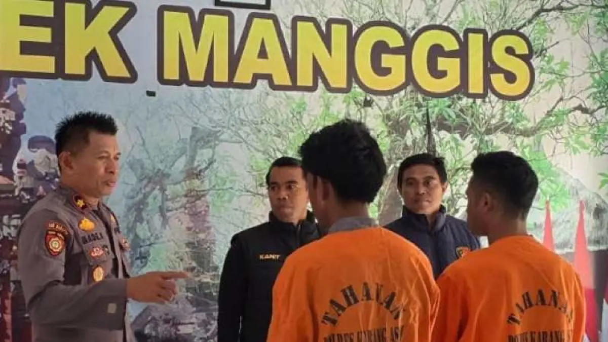 DITANGKAP : Dua tersangka memakai baju tahanan usai ditetapkan tersangka atas kasus pengeroyokan di wilayah Antiga Kelod.(foto:Istimewa)