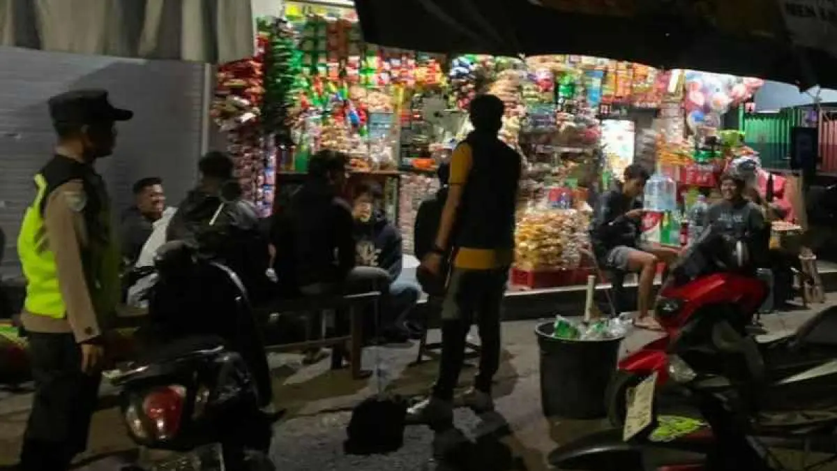 PATROLI RUTIN : Jajaran Polsek Pupuan, Tabanan yang melaksanakan patroli malam saat jam-jam rawan menyasar gudang atau lokasi penyimpanan hasil perkebunan.&nbsp;(foto:Istimewa)