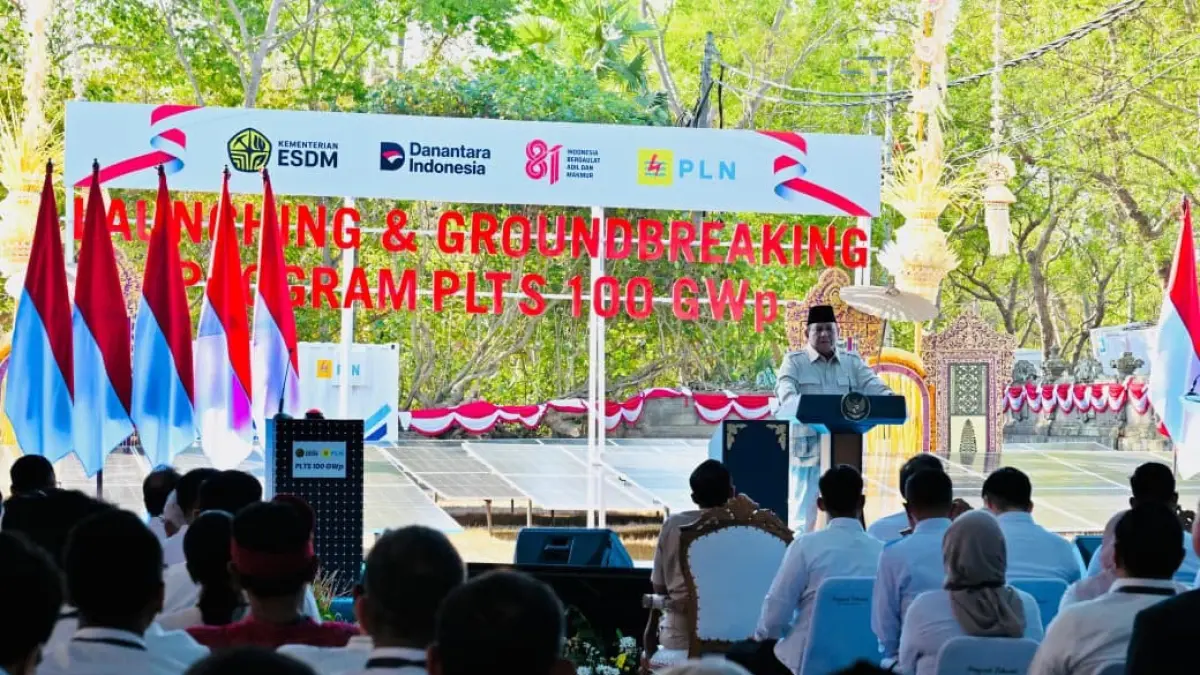 Presiden Prabowo Subianto meluncurkan Program Pembangkit Listrik Tenaga Surya (PLTS) 100 gigawatt peak (GWp) sekaligus melakukan peletakan batu pertama atau groundbreaking di Gilimanuk, Kabupaten Jembrana, Bali