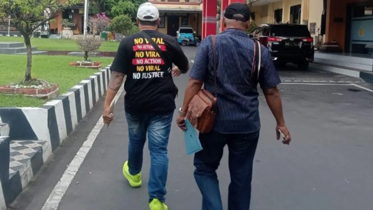 Putu Agus Suriawan (kiri) saat di Mapolres Buleleng, Singaraja, beberapa waktu lalu.