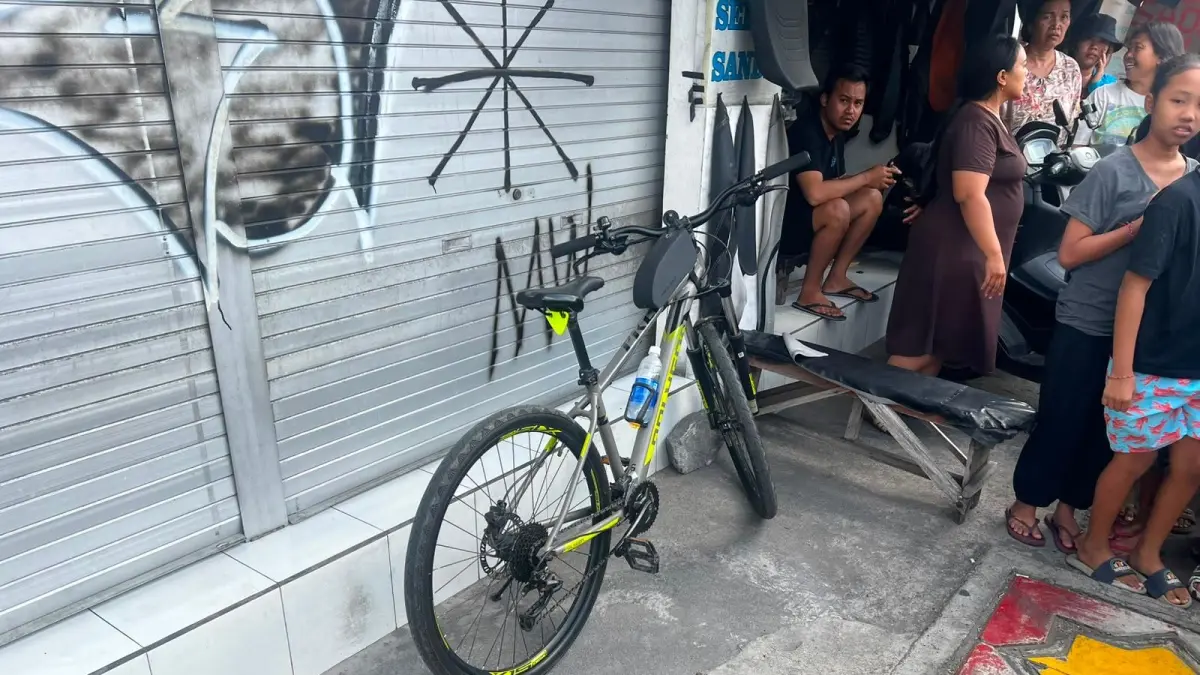 SAKSI BISU: Sepeda milik korban berhenti di depan Toko Parfum Massimo, Jalan Raya Canggu, Kerobokan, Kuta Utara, Badung, Selasa (25/8/2026). (IST/radarbali.id)