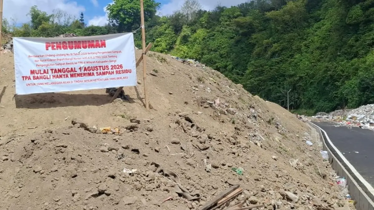 SUDAH TERPASANG PENGUMUMAN TAK DIGUBRIS : Spanduk pengumuman pilah sampah di TPA Bangli , &nbsp;Desa Landih, Kecamatan Bangli. (foto: Dewa Ayu Pitri Arisanti)