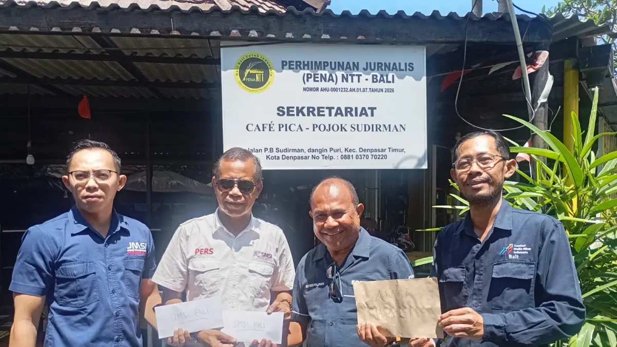 Donasi korban gempa NTT diserahkan langsung Ketua SMSI Bali Emanuel Dewata Oja (dua dari kiri), Ketua JMSI Bali Nyoman Ady Irawan (kiri), dan Ketua AMSI Bali Ketut Sutrisna (kanan) kepada Ketua Pena NTT Bali Agustinus Apollonaris K Daton (dua dari kanan) di Sekretariat Pena NTT Bali, Denpasar, Rabu (26/8/2026).