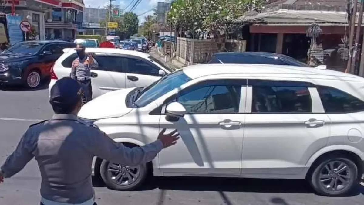 URAI KEMACETAN :&nbsp;Petugas mengatur lalu lintas di wilayah Ubud, Gianyar, &nbsp;untuk mengurai kemacetan.(foto:Dishub Gianyar)