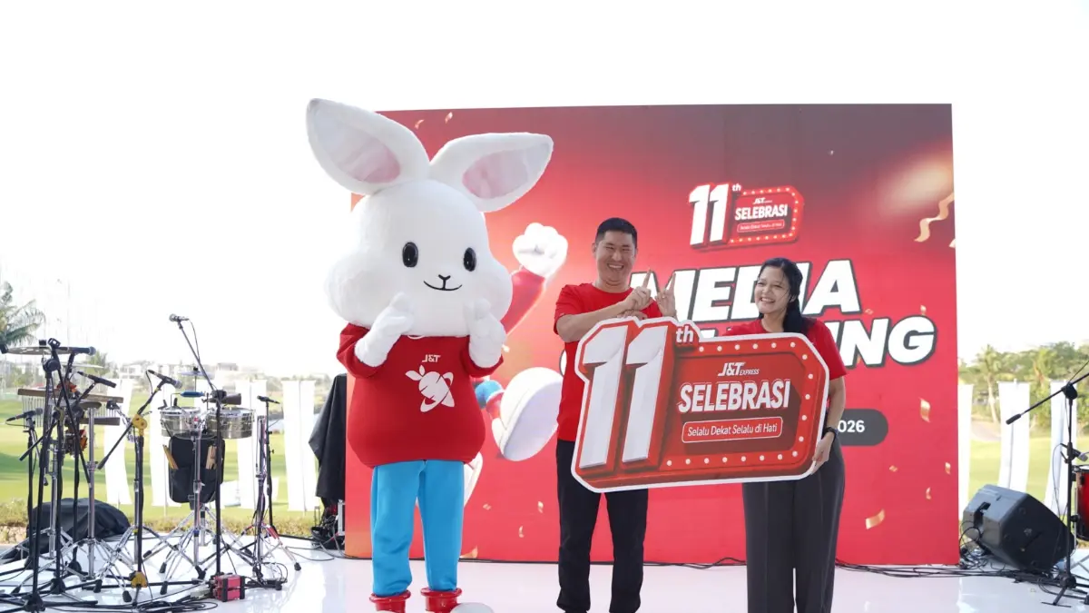 (Ka - Ki) Herline Septia, Brand Manager J&T Express dan Robin LO, CEO J&T Express bersama dengan Mao Mao, ikon dari J&T Express dalam acara Media Gathering Selebrasi 11 Tahun J&T Express: Selalu Dekat, Selalu di Hati yang diselenggarakan di kawasan PIK, Jakarta Utara pada Rabu, 26 Agustus 2026.