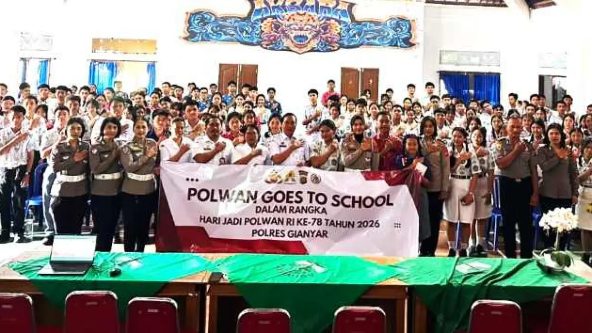 AJAK SANTUN BERMEDSOS :&nbsp;Polwan &nbsp;sampaikan pesan untuk sopan bermedsos dan perlindungan diri di SMAN 1 Sukawati, .(foto Polres Gianyar)