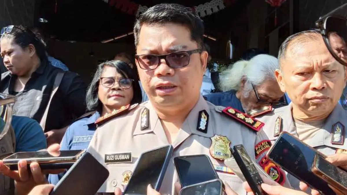 BEBERKAN PERKEMBANGAN PERKARA : Kapolres Buleleng, AKBP Ruzi Gusman, membeberkan kasus kepada wartawan. (francelino junior)