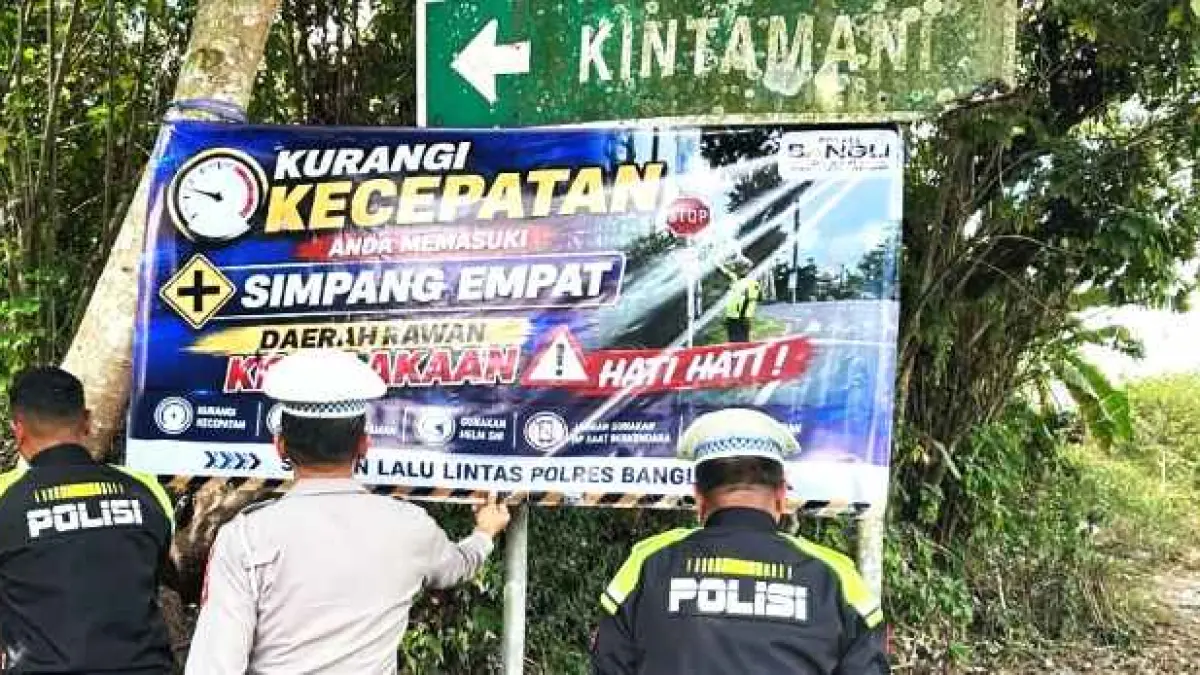 CEGAH KECELAKAAN BERTAMBAH : Polisi memasang baliho peringatan untuk hati-hati berkendara di Bangli. (foto: Satlantas Polres Bangli)