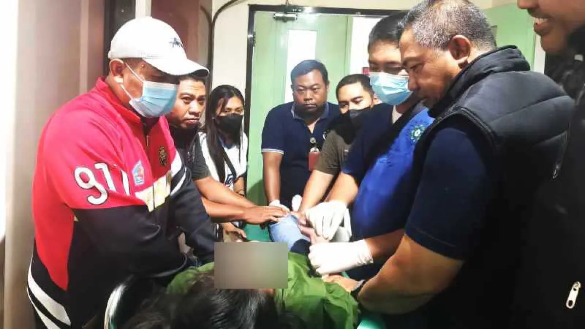 DAPAT PENANGANAN MEDIS : MM mendapat penanganan medis setelah diduga menderita halusinasi seperti dikejar orang. (foto: Satpol PP Buleleng)