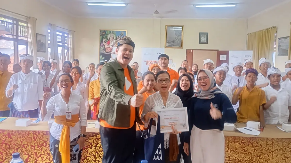 Head of Brand and Communications FWD Insurance, Ernest Febrianto (2 dari kiri depan) dan Waka SMPN 9 Denpasar, Luh Putu Susi Widiani, S.Pd., M.Pd., (3 dari kiri) (27/8/2026).