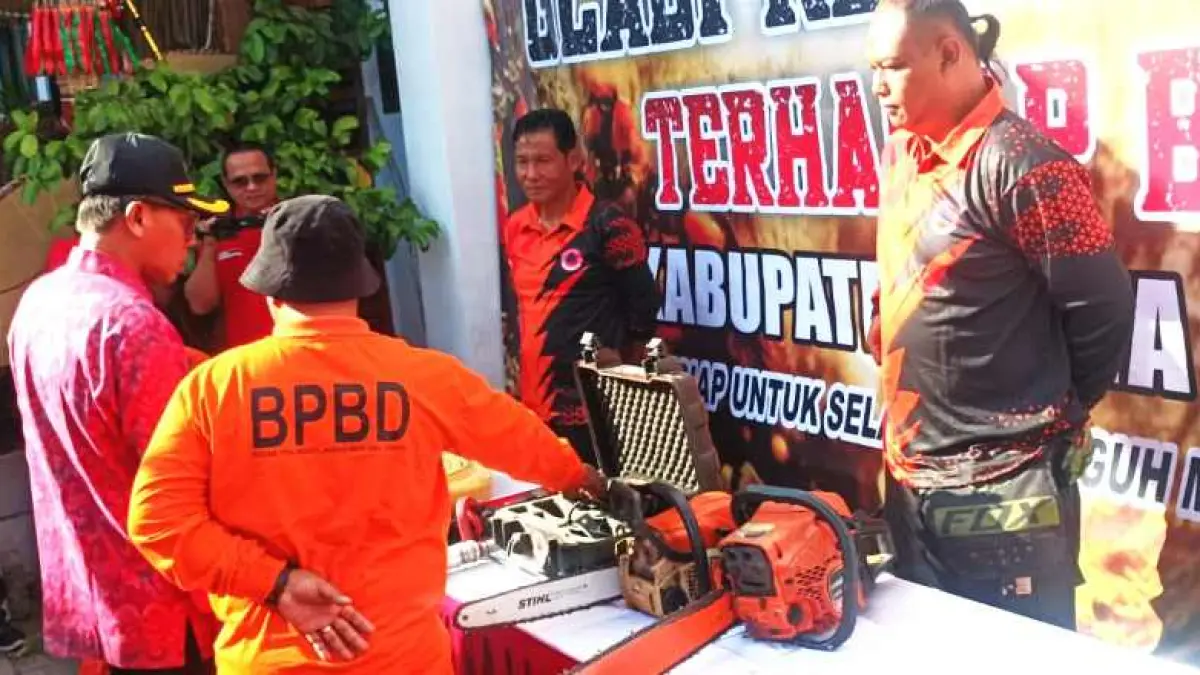 SIAP SIAGA : Petugas BPBD Tabanan menggelar apel siaga bencana untuk menghadapi potensi bencana alam. (Juliadi/Radar Bali)