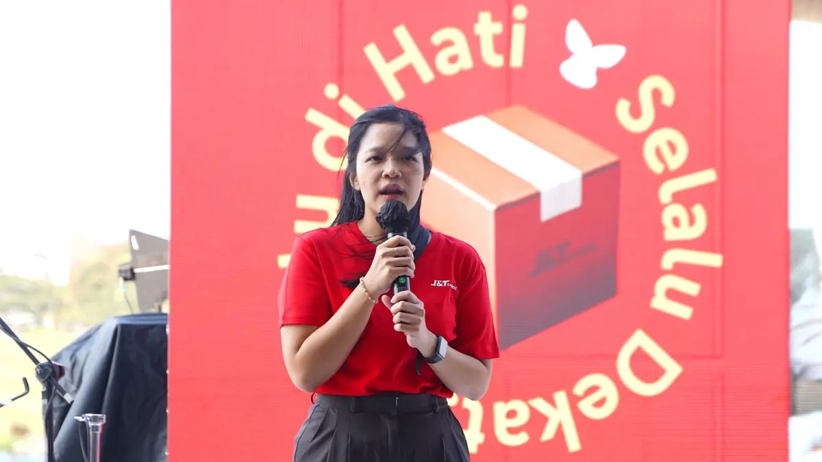 Herline Septia, Brand Manager J&T Express saat memberikan pemaparan mengenai inisiatif yang telah dilakukan J&T Express dalam setahun terakhir. Menurutnya, pertumbuhan J&T Express tidak hanya ditandai oleh pertumbuhan bisnis, tetapi juga oleh penguatan customer experience, dan kontribusi sosial.