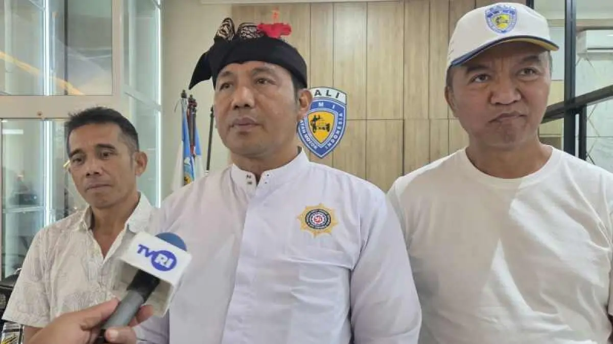 BERSIAP MUSPROV: Ketua Panitia Musprov IMI Bali, I Made Arka (tengah), Puja Astawa (kiri) dan Ketua Penjaringan, I Wayan S.Artha (kanan). (Foto:  Marsellus Pampur)