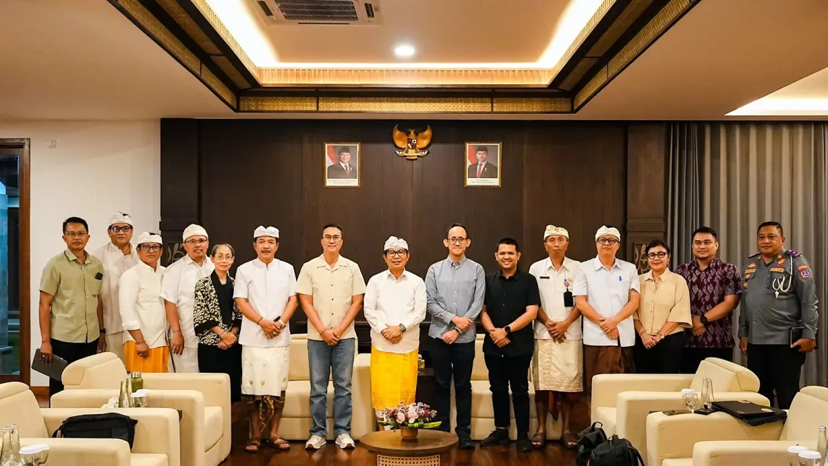 Bupati Wayan Adi Arnawa saat menerima manajemen PT. SMI di Rumah Jabatan Bupati, Puspem Badung, Kamis (27/8).