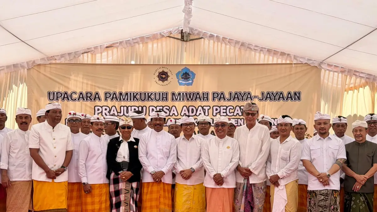 Bupati Wayan Adi Arnawa saat menghadiri Upacara Pamikukuh miwah Pajaya-jayaan Prajuru Desa Adat Pecatu, masa ayahan Isaka Warsa 1948-1953 atau 2026-2031, di Pecatu, Kecamatan Kuta Selatan, Kamis (27/8).