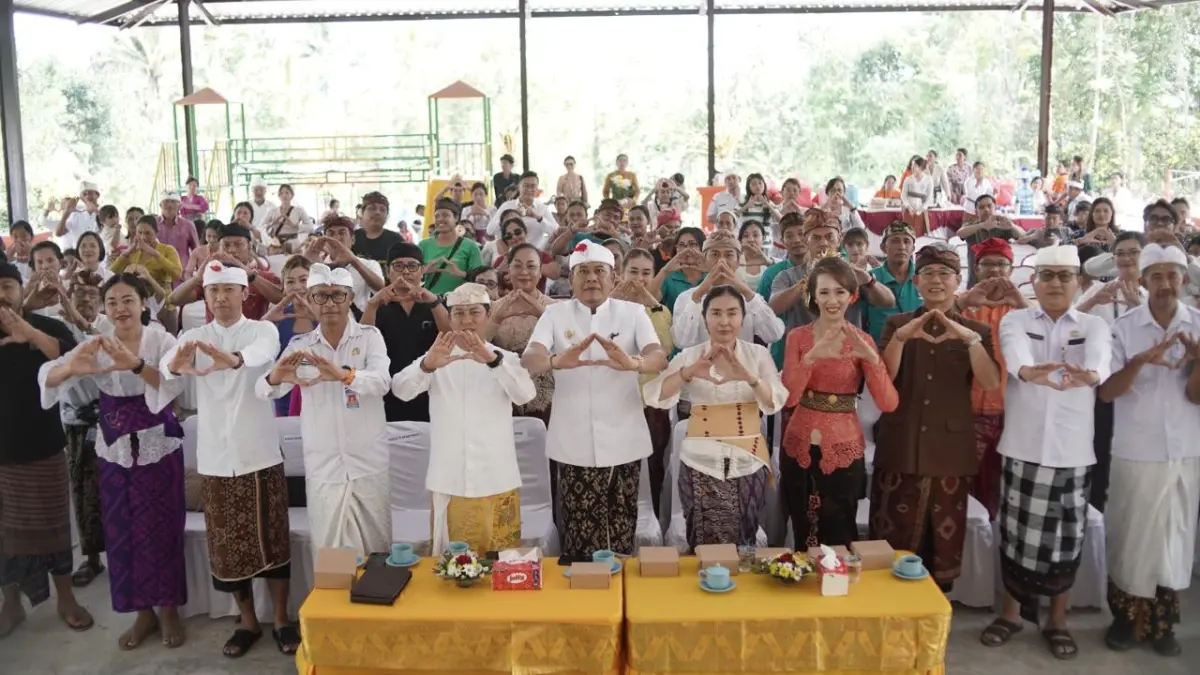Bupati Karangasem I Gusti Putu Parwata (Gus Par) bersama Bunda PAUD Kabupaten Karangasem Ny. Mas Parwata dan jajaran terkait saat peresmian Gedung Sekolah Gratis TK Angel Hearts Bali Cabang Karangasem di Banjar Dinas Pendem, Desa Muncan, Kecamatan Selat, Kamis (27/8).