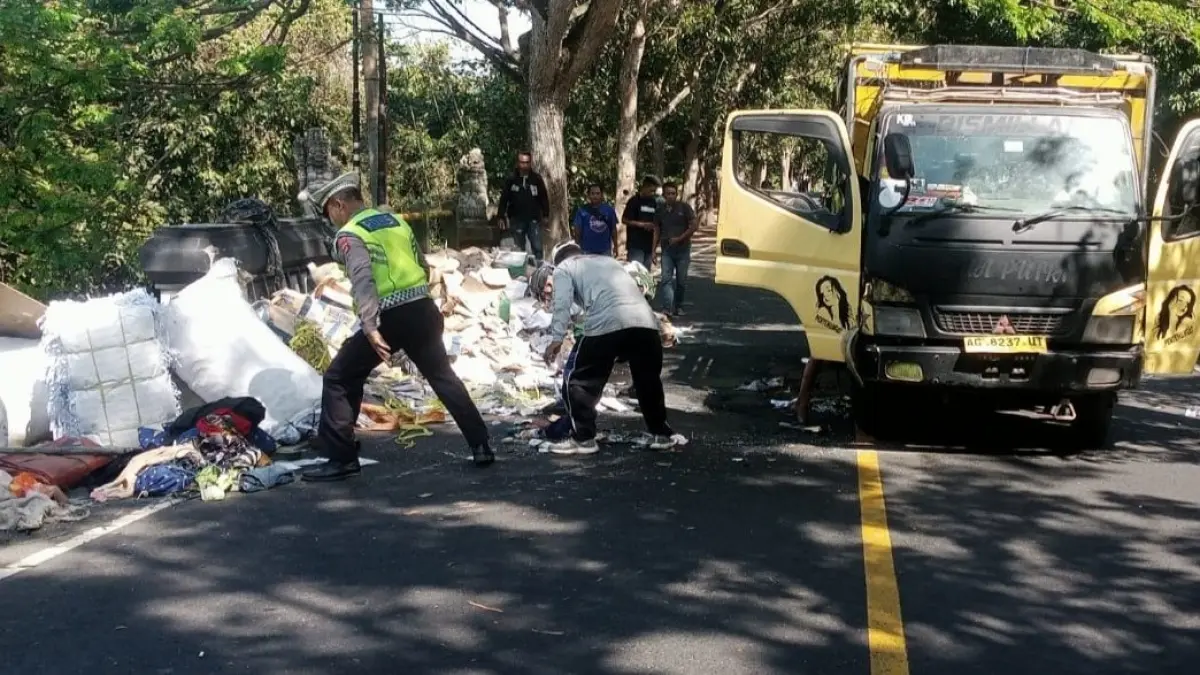 GARA-GARA&nbsp; DISEREMPET:&nbsp; Truk yang terguling di jalur Denpasar-Gilimanuk, tepatnya di Jembatan Tukad Awen III KM 118-119, Banjar Klatakan, Kecamatan Melaya, Kamis (27/8/2026) pagi.(foto:Polsek Melaya,Jembrana)