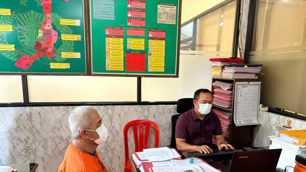 KEJAHATAN UANG PALSU: Polisi mendalami keterangan PN, 53, yang diduga mengedarkan uang pecahan Rp100 ribu palsu. (istimewa/radarbali.id)