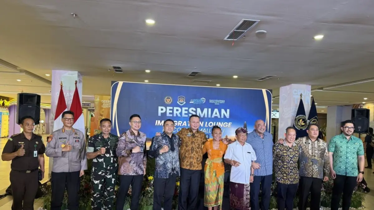 LAYANAN BARU: Dirjen Imigrasi Hendarsam Marantoko bersama Gubernur Bali I Wayan Koster saat meresmikan Immigration Lounge Discovery Mall Bali di kawasan Kuta, Badung, Kamis (27/8/2026). (Humas Imigrasi untuk radarbali.id)