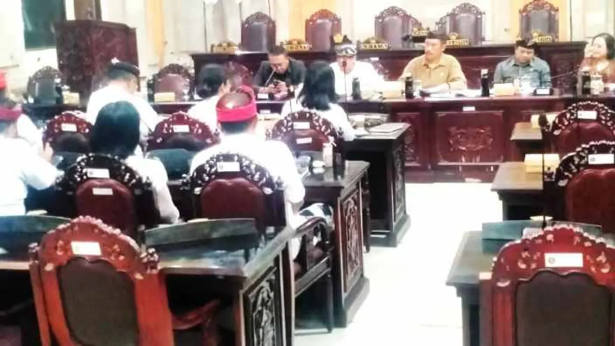 MEMBAHAS ATURAN : Rapat Badan pembentukan peraturan daerah (Bapemperda) DPRD Tabanan bersama dengan sejumlah organisasi perangkat daerah (OPD) dan Perusahaan Daerah (Perusda) Sanjayaning Singasana, di DPRD Tabanan.(juliadi)

&nbsp;