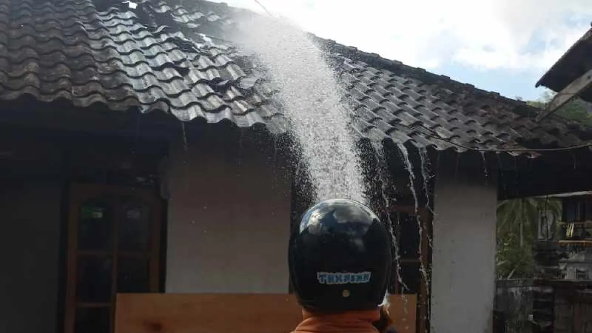 PADAMKAN API: Rumah yang terbakar di Banjar Munduk Tumpeng Kaler, Desa Berangbang, Kecamatan Negara, Kamis (27/8/2026). (foto:Damkar Jembrana)