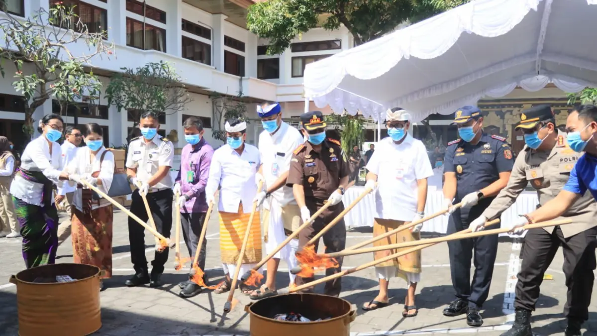 Pelaksanaan pemusnahan barang rampasan negara berupa ribuan slop rokok ilegal dilaksanakan Kejaksaan Negeri (Kejari) Denpasar di halaman Kantor Kejari Denpasar, Kamis (27/8).