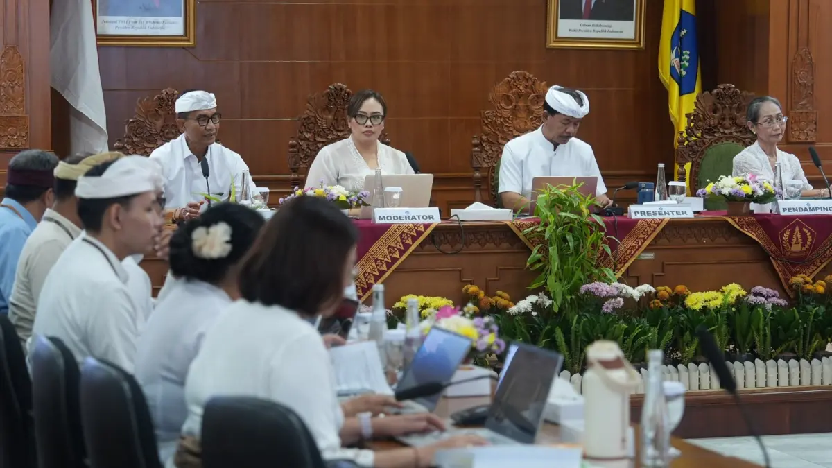 Tim Verifikasi saat memverifikasi Sekretariat Daerah Kabupaten Badung di Ruang Kriya Gosana, Puspem Badung, Kamis (27/8).
