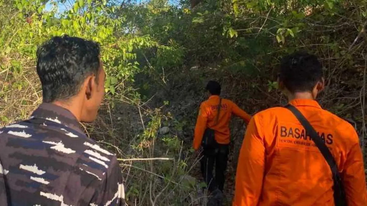 DALAM PENCARIAN : Tim gabungan melakukan pencarian dadong Ni Nyoman Selir. (foto: Tim SAR Gabungan)