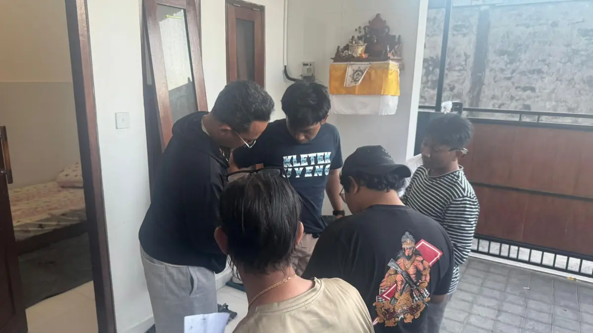 DICARI: Tersangka IKDK digeledah aparat, dia ketahuan menyimpan narkoba jenis sabu-sabu dan jualan di Denpasar Timur. (ist/radarbali.id)