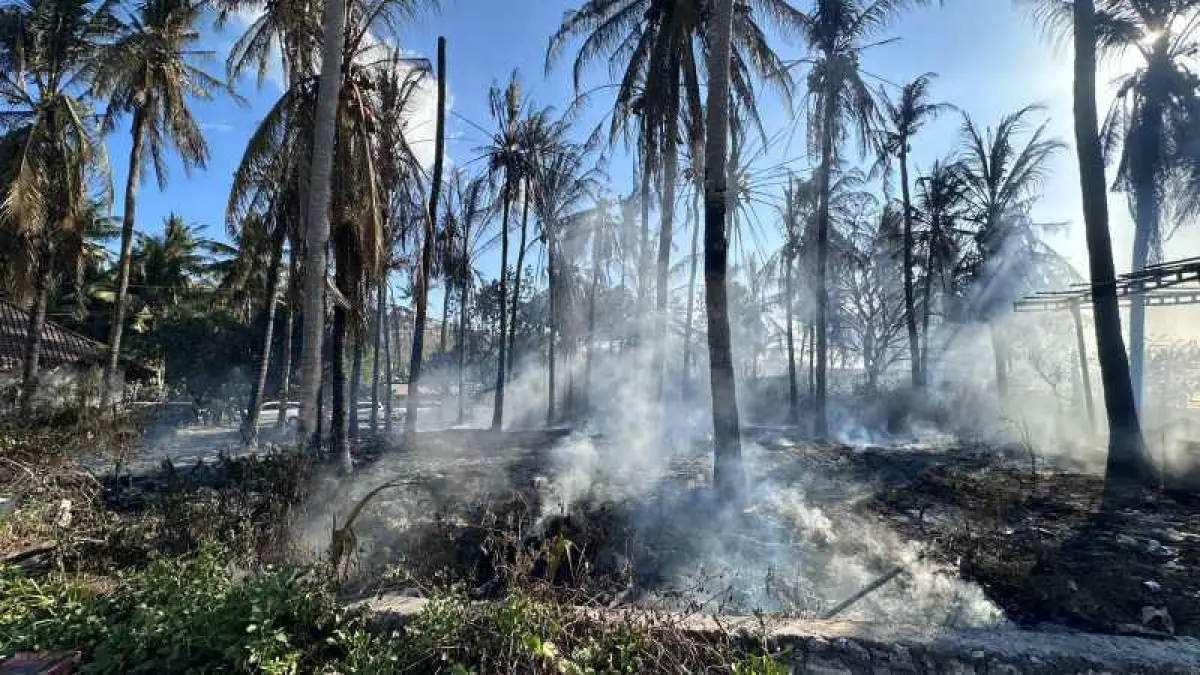 LUDES DILALAP API : Bangunan bekas restoran di Dusun Telaga, Desa Kutampi, Kecamatan Nusa Penida (Foto: Polsek Nusa Penida )