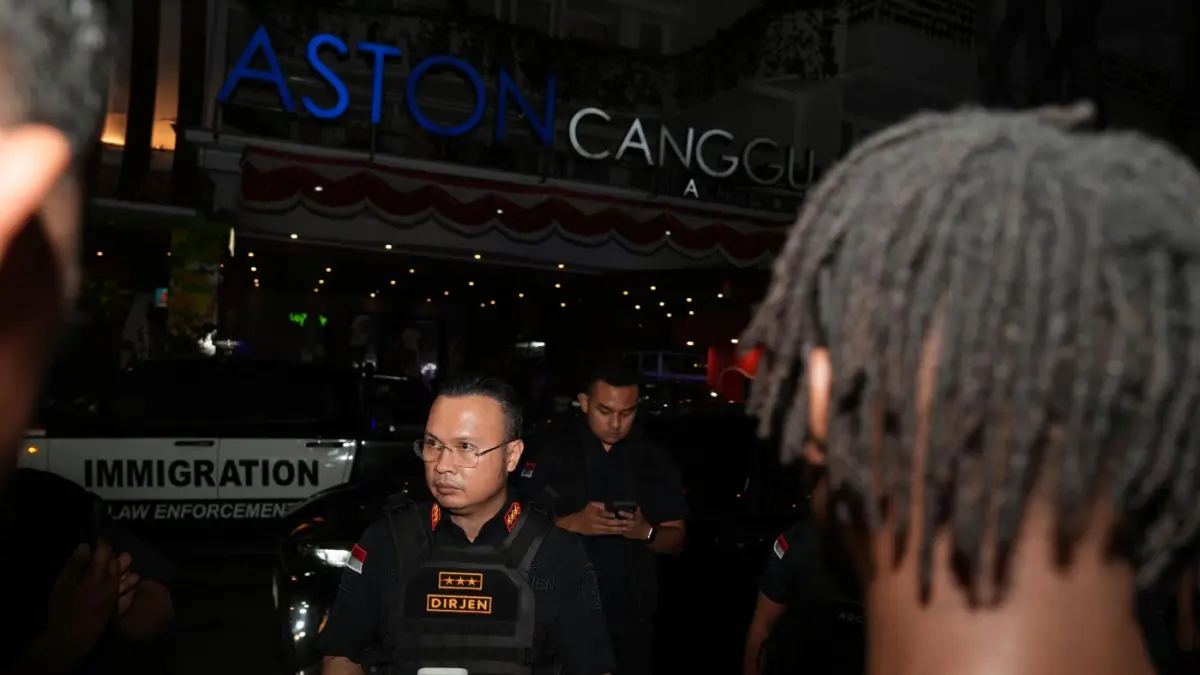 PELANGGARAN: Dirjen Imigrasi Hendarsam Marantoko turun langsung memimpin Operasi Dharma Dewata di kawasan Canggu, Badung. Enam WNA dibawa ke Kantor Imigrasi Ngurah Rai untuk pemeriksaan. (ist/radarbali.id)