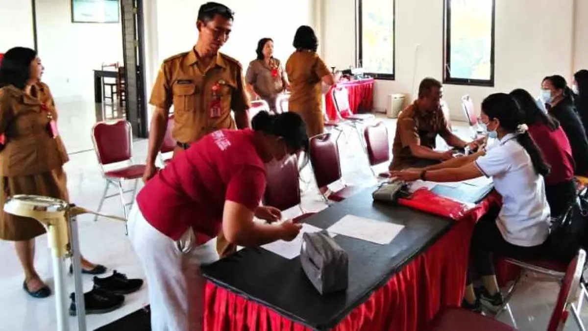 PERIKSA KESEHATAN: Suasana petugas medis Dinas Kesehatan Kabupaten Tabanan yang melakukan pemeriksaan tekanan darah dan skrining kesehatan bagi pegawai Pemkab Tabanan.&nbsp;(foto:Istimewa)