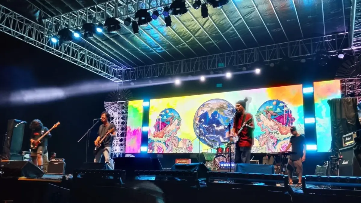 PRO LINKUNGAN: Navicula di atas panggung Gema Kemerdekaan Legian Kelod 2026, Pantai Legian, Badung,Bali,pada Sabtu ( 16/08/2026). 
(Novian/radarbali.id).