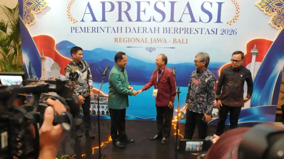 SENANG: Gubernur Bali Wayan Koster ketika menerima penghargaan dar Menteri Dalam Negeri di Nusa Dua Bali. (IST/radarbali.id)