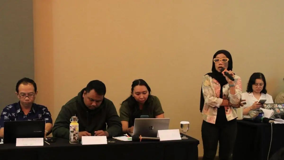 KETAHANAN MEDIA: Salah seorang instruktur pelatihan, Nurika Manan saat memaparkan materi pelatihan menghadapi manipulasi informasi di Denpasar 29 -30 Agustus 2026. (AJI DENPASAR for radarbali.id)