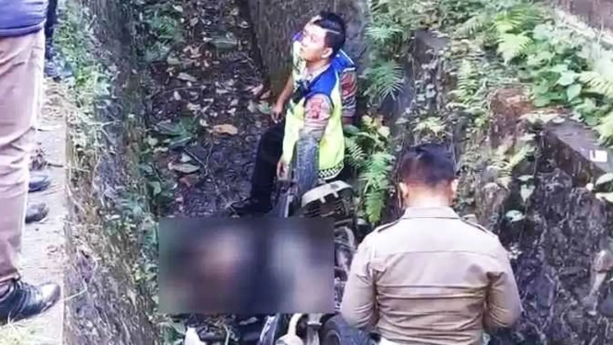 MENGENASKAN&nbsp;: Jasad mendiang I Made Suradnya ditemukan di saluran air. (foto: istimewa)