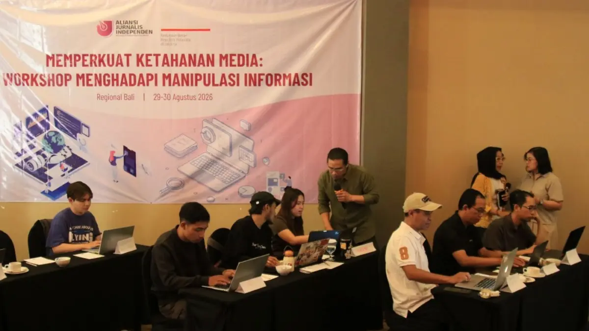Salah seorang instruktur Workshop menghadapi manipulasi informasi Adi Marsiela sedang memandu teknis mengetahui manipualsi informasi kepada peserta di Denpasar, 29-30 Agustus 2026. (AJI Denpasar for radarbali.id)