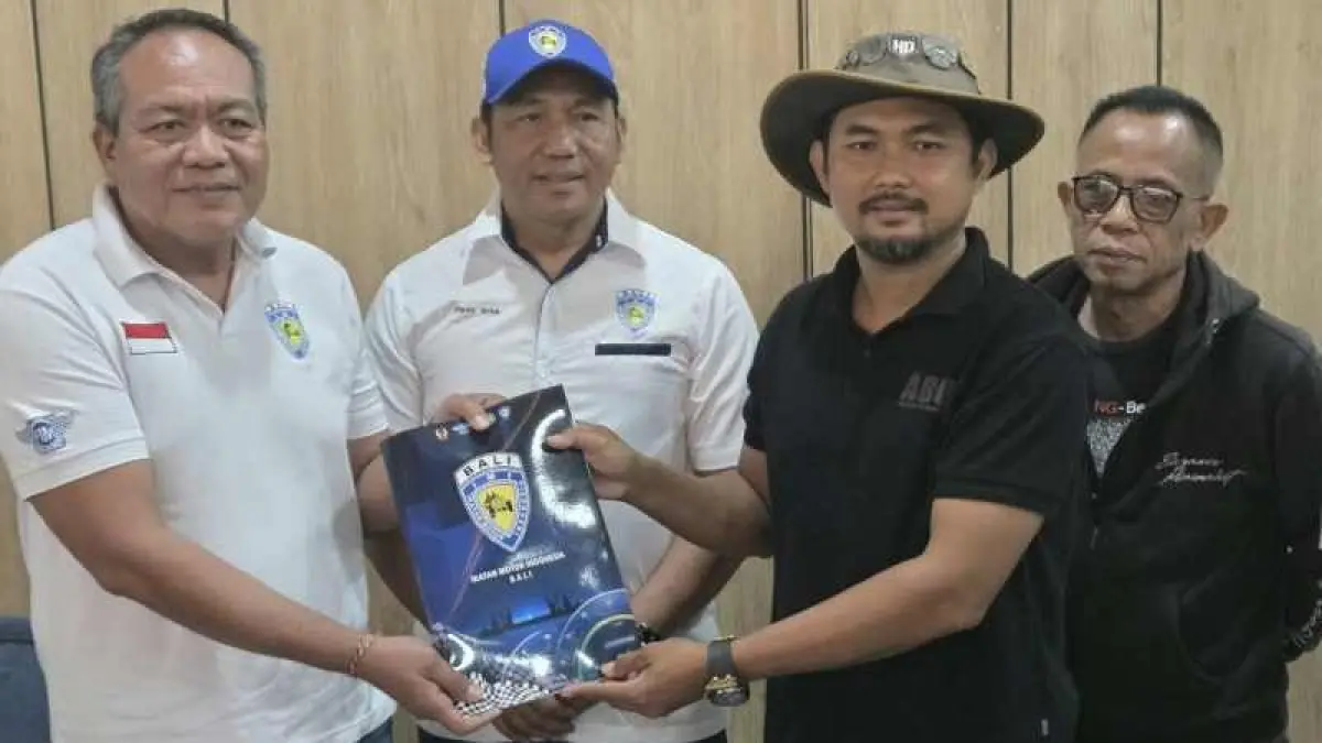 SERAHKAN BERKAS : I Ketut Budiyana&nbsp; atau Usrox (bertopi cowboy) menyerahkan berkas kepada panitia . (marsellus pampur)