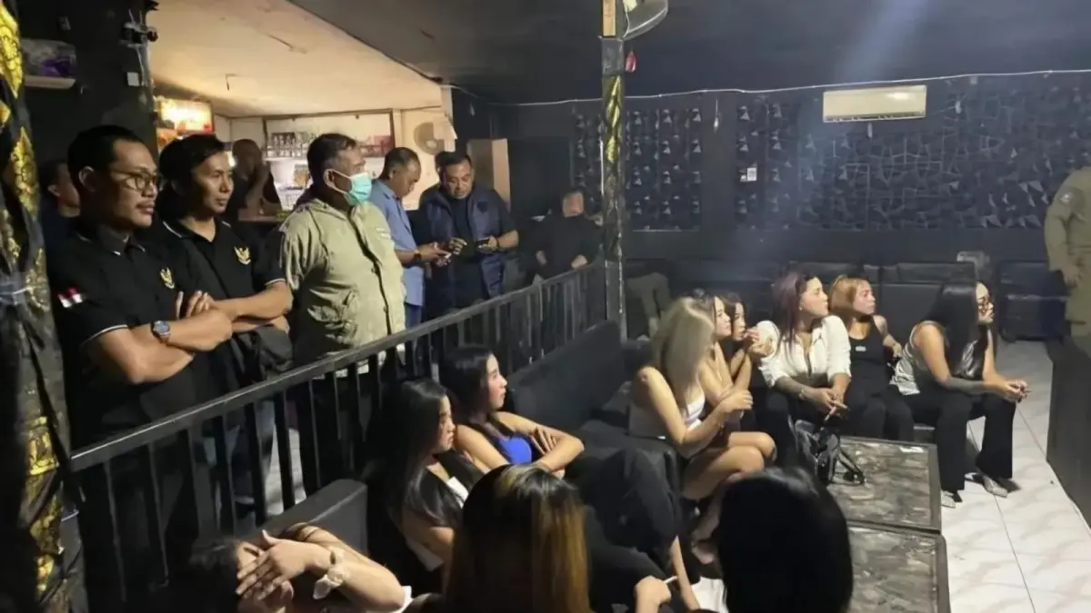 SIDAK DAN TES URINE : Tim Gabungan Pemkab Klungkung merazia sekaligus tes urine tempat hiburan malam. (ist)