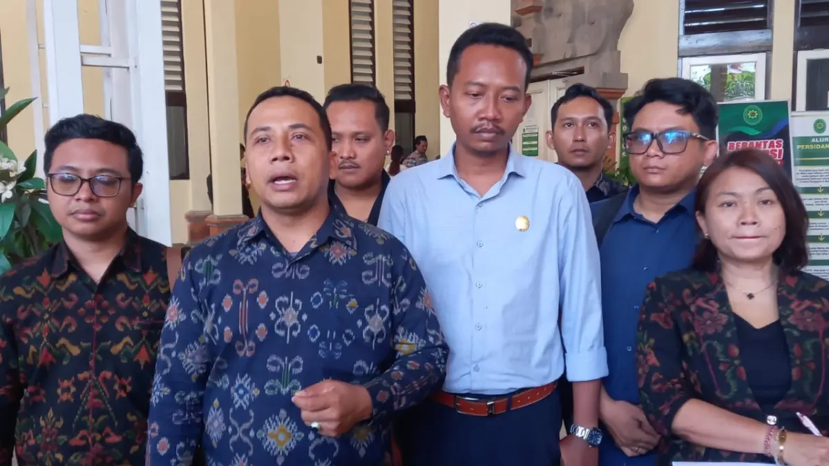 UJI KEWENANGAN: I Nengah Jimat (depan pakai endek) dan Tim kuasa hukum 4 media yang digugat Togar Situmorang ke PN Denpasar usai sidang 31 Agustus 2026. (ist/radarbali.id)