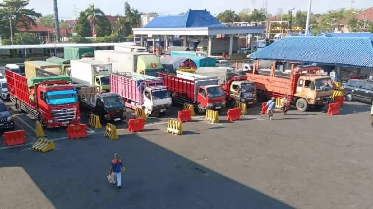ANTRE : Suasana di areal parkir kawasan Pelabuhan Gilimanuk dipadati kendaraan yang menunggu giliran menyeberang menuju Pelabuhan Ketapang,Banyuwani. (footo: M.Basir)