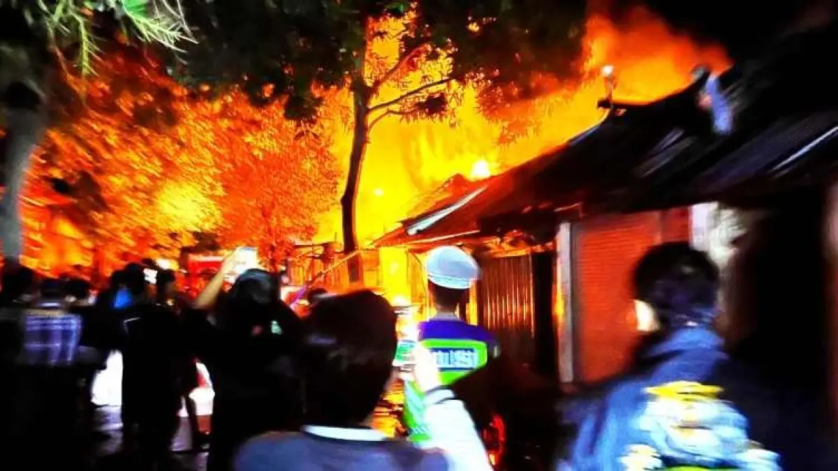 API MEMBARA  : Suasana penanganan kebakaran di Desa Tejakula, Kecamatan Tejakula, Kabupaten Buleleng yang terbakar bersamaan. (foto:Polres Buleleng)