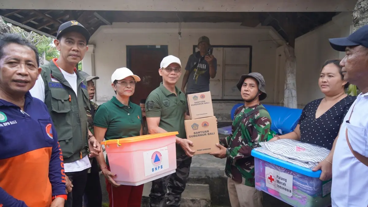 Bupati dan Wabup menyerahkan bantuan logistik dan kebutuhan darurat diserahkan secara sinergis oleh BPBD Kabupaten Klungkung, Dinas Sosial Kabupaten Klungkung, serta PMI Klungkung untuk meringankan beban keluarga korban