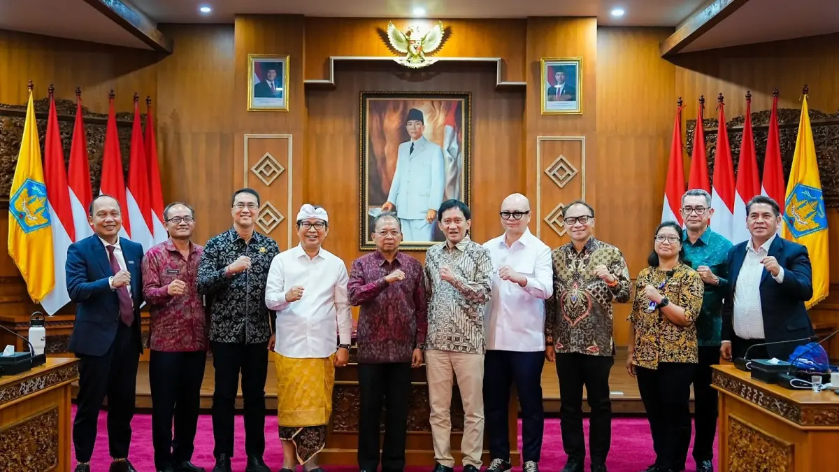 Bupati Wayan Adi Arnawa disaksikan Gubernur Wayan Koster menandatangani Naskah Kesepakatan Bersama rencana pengembangan perkeretaapian bertempat di Ruang Kertha Sabha, Rumah Jabatan Gubernur Bali, Selasa (1/9)