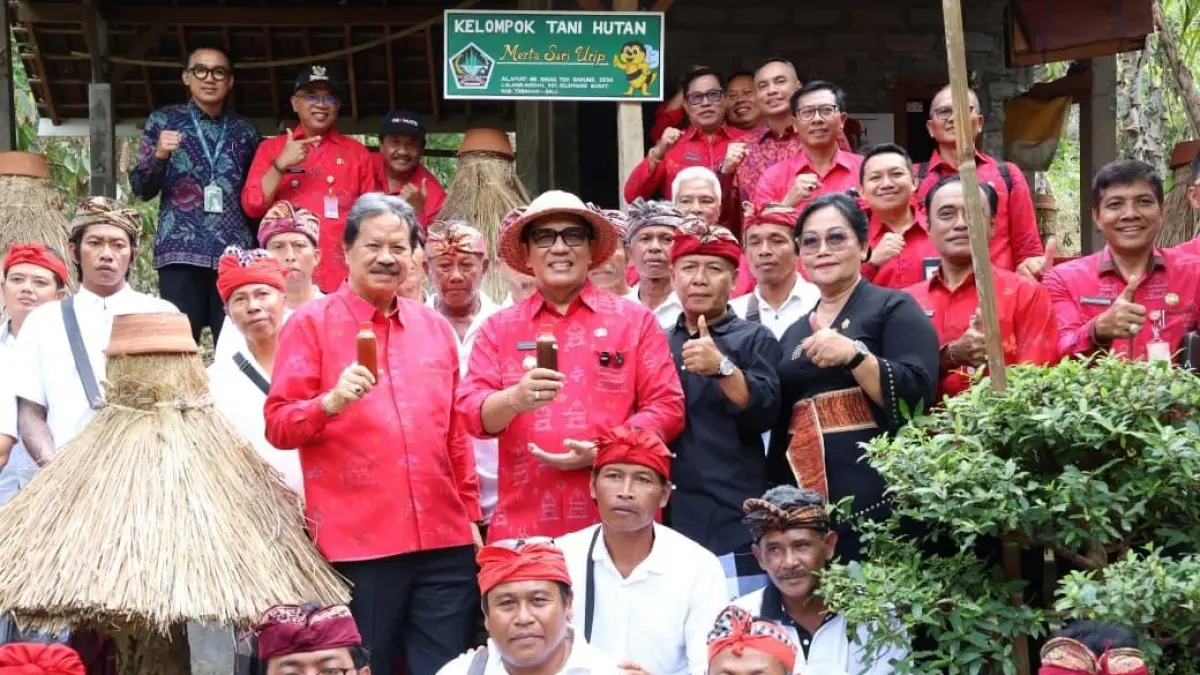 Dr. I Komang Gede Sanjaya, S.E., M.M., yang melanjutkan program Bupati Ngantor di Desa (Bungan Desa) ke-64, di Desa Lalanglinggah, Kecamatan Selemadeg Barat, Kabupaten Tabanan