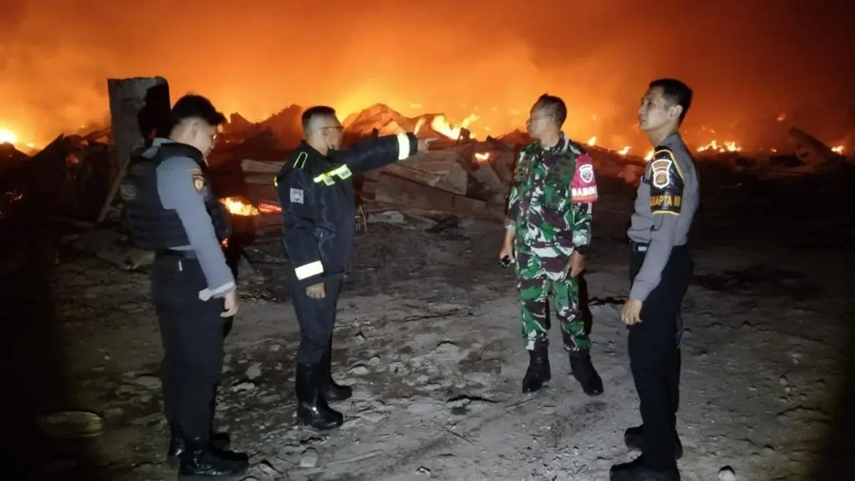 MEMBARA: Petugas Gabungan kerja sama memadamkan kobaran api di gudang rongsokan seputaran Jalan Sunset Road, perbatasan Seminyak-Legian, Senin (31/8/2026). (ADRIAN SUWANTO/radarbali.id)