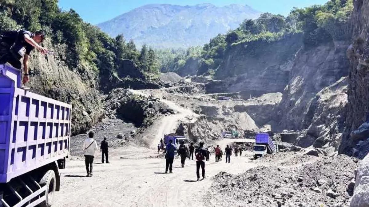 PANTAU LANGSUNG LAPANGAN : Kondisi objek Galian C di Desa Sebudi, Kecamatan Selat, saat petugas Sat Pol PP melakukan pengecekan, Senin (1/9/2026). (zulfika Rahman/radar bali)